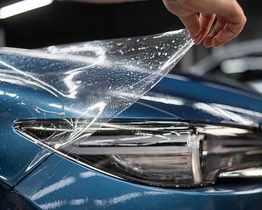 汽车服务中的师傅给车身贴上防护装甲膜。