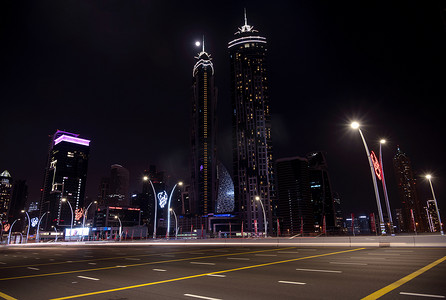 千万豪礼摄影照片_2021 年 1 月 1 日，阿联酋迪拜。在阿联酋迪拜拍摄的月夜，JW 万豪酒店和其他摩天大楼在繁忙的道路上移动交通。