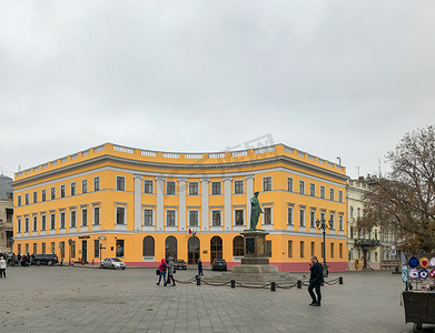 古典雕像摄影照片_乌克兰敖德萨-2017 年 11 月 17 日：黎塞留公爵雕像前的广场。