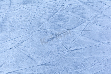 活动结束摄影照片_户外活动结束后，空荡荡的溜冰场上有滑冰痕迹。