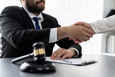 特写律师同事或法律团队握手。