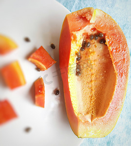 增强免疫力摄影照片_橙色新鲜木瓜保存在白色背景中，切块，富含纤维 维生素 C 和抗氧化剂 增强免疫力 对糖尿病患者和眼睛有益