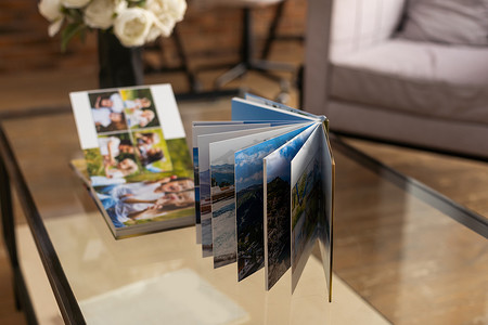 家庭照片存档保存在设计明亮的相册中，明亮的夏日回忆放在相册中