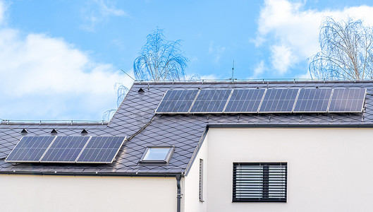 可持续资源摄影照片_用于从家庭住宅屋顶上的太阳产生电力的太阳能电池板