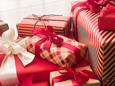 包装盒展开图摄影照片_圣诞礼物、节礼日和传统节日礼物、经典圣诞礼盒、包装好的新年、生日、情人节和假期的豪华礼物
