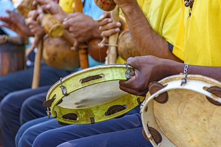 称为 berimbau、手鼓等的巴西乐器