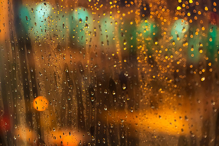 机场乘机摄影照片_大雨期间从夜间机场的飞机窗口看到的景色。