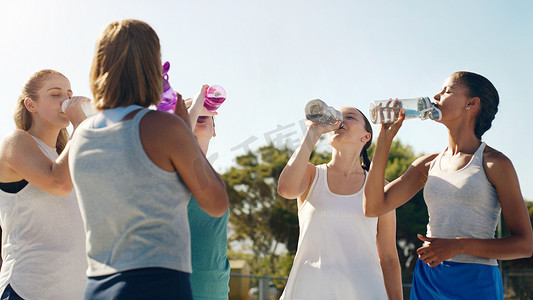 运动女性、朋友和饮用水在运动锻炼、训练或户外一起练习时补充水分。