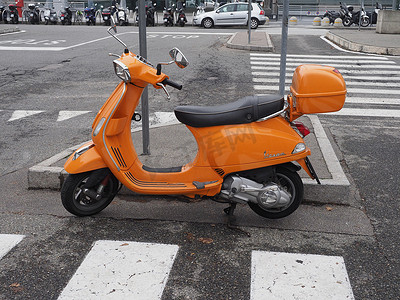 都灵的橙色意大利 Vespa 滑板车