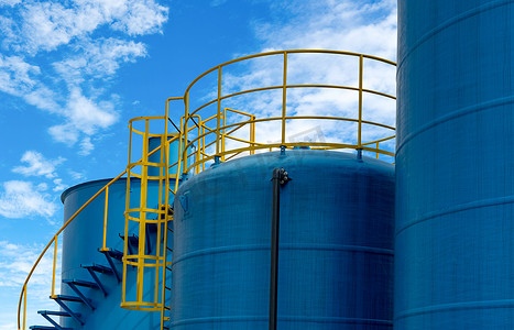 竖井摄影照片_炼油厂的特写燃料储罐。