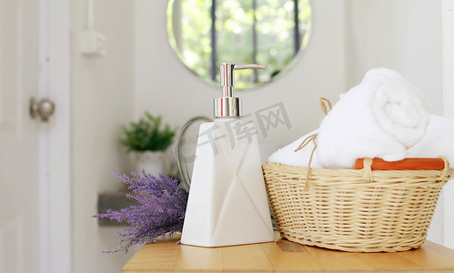 折叠精美的白色毛巾和洗浴用品。