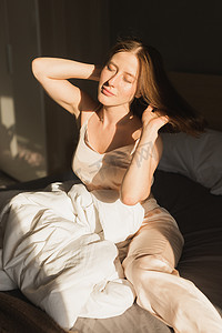 portrait摄影照片_Portrait Girl 早上醒来躺在床上，阳光从窗外照进来。