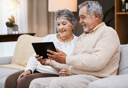 平板电脑、放松身心或老夫妇在家中退休时通过在线订阅播放电影或电影。