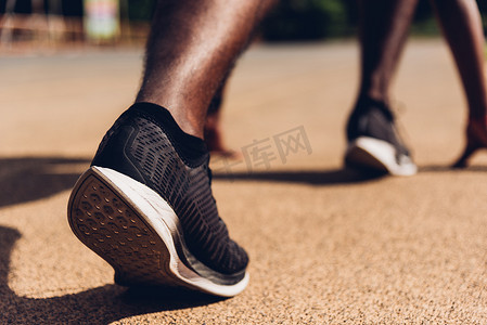 运动赛跑者黑人积极准备开始跑步训练