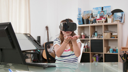 年轻女孩使用 VR 教育软件学习新事物