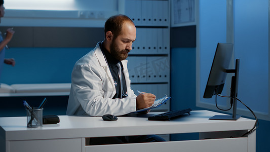 执业医生在计算机上检查医疗数据与纸上专业知识的比较