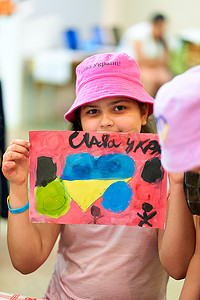 乌克兰的孩子们画反战画