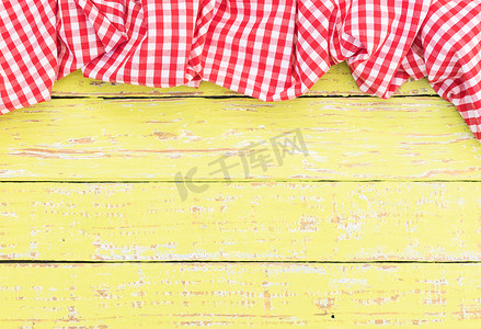 复古木桌面背景纹理，带有质朴的红色桌布