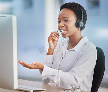 员工电脑摄影照片_在在线电话营销业务的办公桌前工作的黑人女性、客户支持人员和呼叫中心员工。 