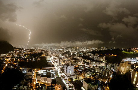 照明城市景观上的雷暴