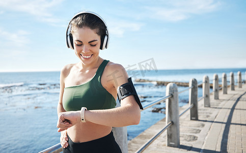 耳机、智能手表和跑步锻炼、锻炼和健康结果、进步或健身步骤的女性。