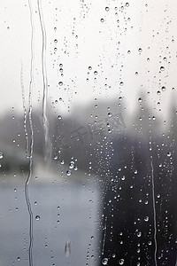 透明气泡气泡摄影照片_窗户上的雨滴