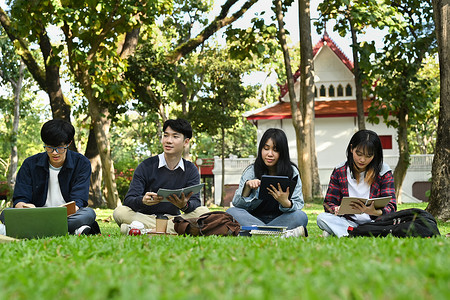 一群学生在大学校园里一起做小组项目和阅读书籍。