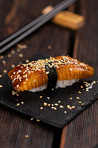 日本寿司 unagi nigiri 寿司在木制背景上熏鳗鱼特写
