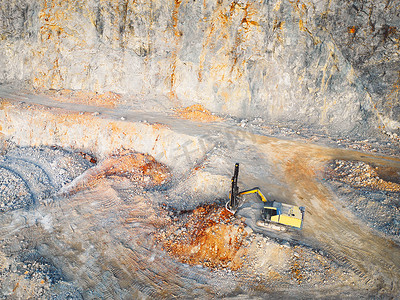 挖坑摄影照片_挖掘机在采石场挖坑 — 小型露天采石场