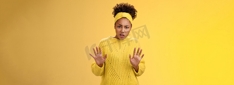 傲慢无知失望不情愿时尚受欢迎的非洲裔美国女大学生拒绝糟糕的提议举手停止足够的拒绝拒绝手势看起来被冒犯了