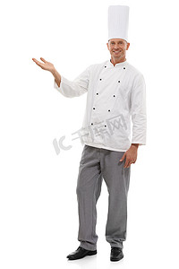 厨师、全身肖像和男性模型、产品展示和自信的微笑在白色背景下被隔离。