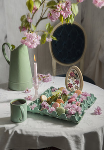 盛开的樱花背景下桌上的彩色马卡龙