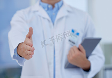 医生，握手并同意在医疗医院接受 hr、招聘和会议的平板电脑面试。