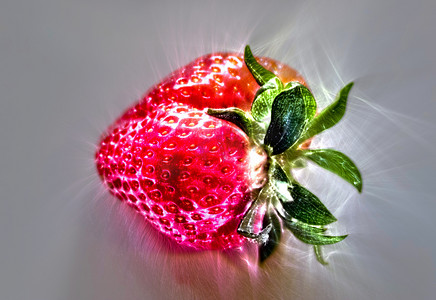 绿色食物插图摄影照片_3D 插图 Kirlian 在草莓上发光，叶子在 pl