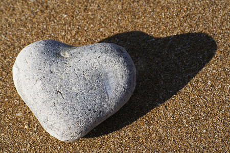 沙滩上的心形石头