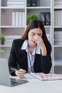 商人有焦虑、压力和压力，许多财务文件文书工作在办公桌上、截止日期、心烦意乱、沮丧的概念