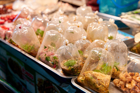 泰国街头食品市场的袋装汤和液体食品