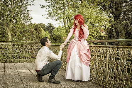 浪漫童话情侣在美丽的宫殿花园