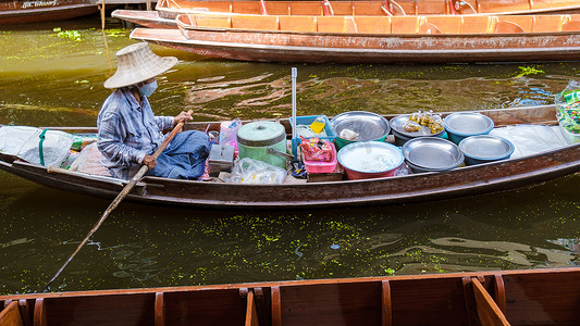 市场求职简历摄影照片_人们在 Damnoen saduak 水上市场，曼谷泰国