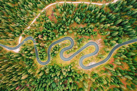 蜿蜒穿过著名的 Giau Pass 的蛇路