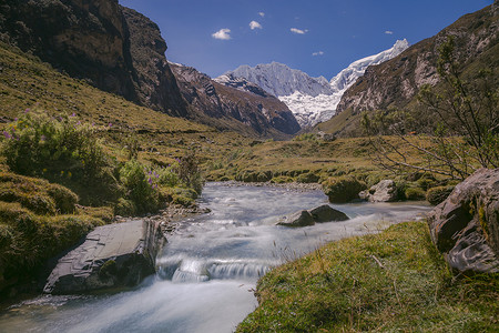 秘鲁安卡什白雪皑皑的安第斯山脉白雪皑皑的科迪勒拉布兰卡的河流和瓦斯卡兰地块