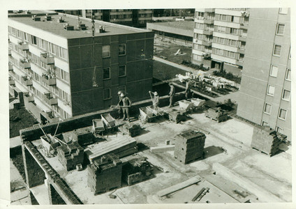 复古照片显示瓦工建造公寓楼。