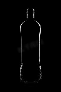 黑色背景上形状优美的瓶子的轮廓