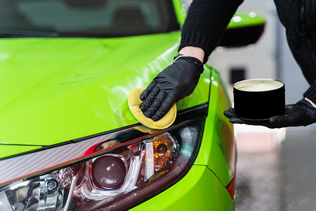 用于使用海绵去除油漆划痕的汽车保护油漆的硬蜡。