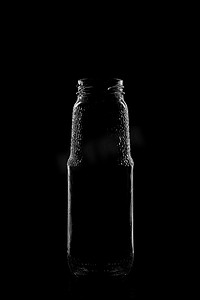 菜单黑金摄影照片_黑色背景上形状优美的瓶子的轮廓