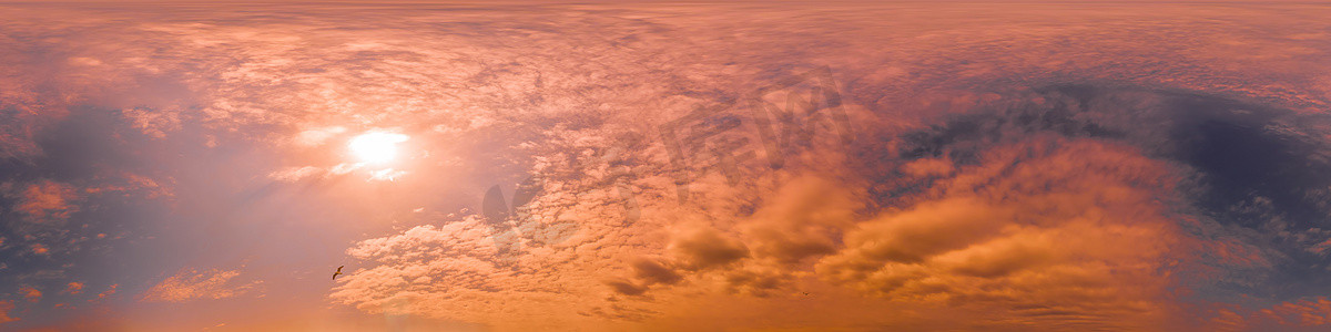 球形脉络摄影照片_蓝天全景与卷云在无缝球形 equirectangular 格式。