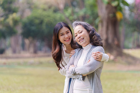 一个成年女儿和她年迈的母亲拥抱和快乐时刻的画像