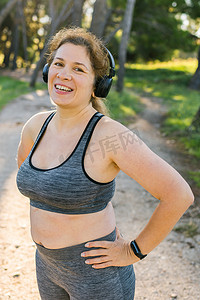 肥胖的身体积极性女人和运动。