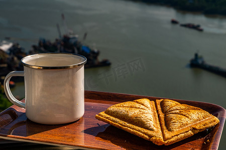 早餐-木制托盘上的三明治和咖啡。