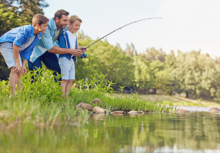 钓鱼内容摄影照片_钓鱼是一项家庭活动。